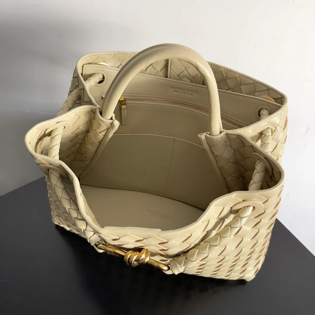 The 2023 new Andiamo batch of 2260 BV has been shipped‼ ️Really popular🔥The new Andiamo woven handbag launched by Bottega Veneta this season is really popular all over the world! ! Celebrities at home and abroad have worn it, and Oscar-winning actress Michelle Yeoh has taken it out on the street. Song Jia, Trai Yara, Yu Feihong, Sanji Ayaka, Rosie Hunting-Whiteley, Yoshioka Riho, etc. have all picked up this bag. It is classic and versatile, showing off its temperament, and the bag capacity is also large, which is very convenient for daily commuting! ! A variety of carrying methods, the shoulder straps can be adjusted by yourself, the original lambskin feels soft and delicate, and the unisex style breaks the gender boundaries and brings a more practical and long-lasting use experience. Andiamo, which has both elegant and casual styles, perfectly interprets the true appearance of "fashionable old money style". Style number: 743572 Size: 32*24*12